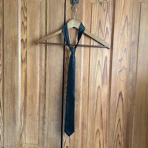 Black satin Le Chateau tie